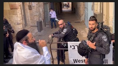 مستوطنون يؤدون طقوسًا تلمودية في أحياء القدس وسط تشديد أمني