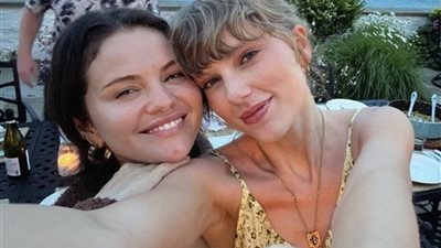 سيلينا جوميز وتايلور سويفت تقضيان إجازتهما في إيطاليا (صور)