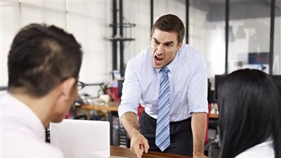 عقوبة تجاوز موظفي الحكومة حدود صلاحياتهم في التعامل مع المواطنين 