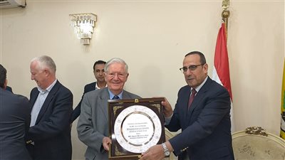 محافظ شمال سيناء يلتقي رئيس مجلس إدارة شركة فيكا الفرنسية لبحث التعاون المشترك