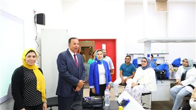 رئيس جامعة المنصورة الجديدة يتابع انتظام الدراسة بكلية الطب