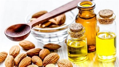 فوائد زيت اللوز المر، يعالج التهابات الجلد والتشنجات العضلية