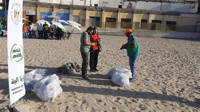 حملة مكبرة لتنظيف 5 شواطئ بالإسكندرية، والبيئة تطلب بتسجيل الفعاليات فى موسوعة جينيس 