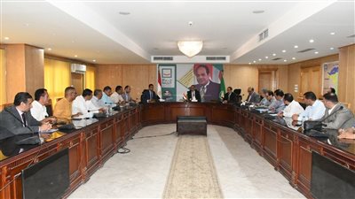 محافظ الفيوم يعقد اجتماعا موسعا للسيطرة على الأسواق 