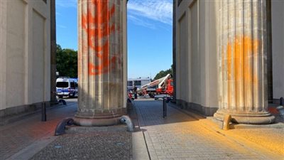 نشطاء يرشون بوابة براندنبورج في برلين بالطلاء للتنديد باستخدام الوقود الأحفوري