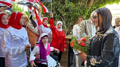 عرض فني لفتيات ذوي الإعاقة بأسيوط أثناء زيارة مايا مرسي (صور)