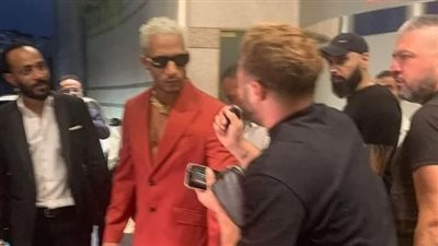 ببدلة حمراء، إطلالة مثيرة للجدل لـ محمد رمضان في مهرجان موريكس دور