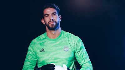 بيراميدز يقرر استبعاد شريف إكرامي من بعثة الفريق بجنوب أفريقيا 