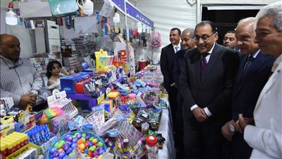 رئيس الوزراء يتفقد معرض أهلا مدارس بأرض المطاحن في فيصل بعد افتتاحه 