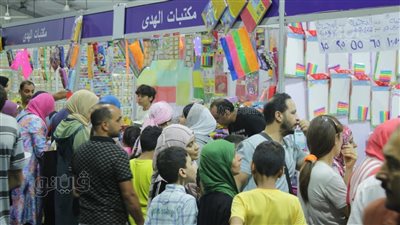 زحام على مستلزمات المدارس والحقائب بمعرض أهلا مدارس في الجيزة (فيديو وصور)
