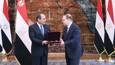 السيسي يمنح وسام الجمهورية من الطبقة الأولى للمستشار حمادة الصاوي النائب العام السابق