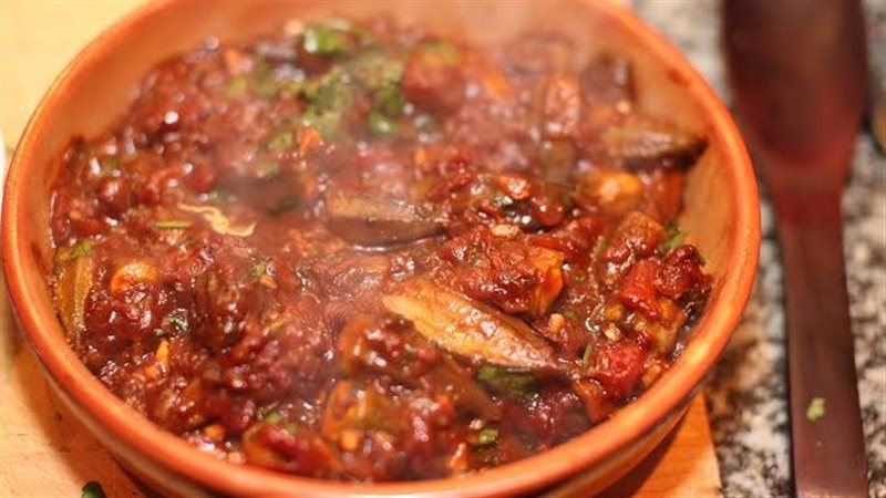 البامية في الطاجن،