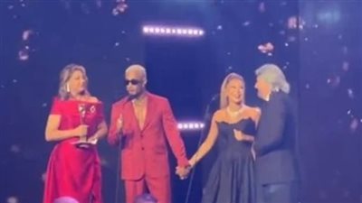 محمد رمضان يقبل نوال الزغبي على مسرح موريكس دور