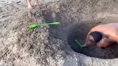 صورة لحفرة على أحد الشواطئ تثير الجدل على مواقع التواصل