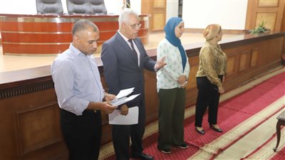 وزارة العمل تسلم تعويض وثائق التأمين ضد الحوادث لأسر عمال متوفين ومصابين من العمالة غير المنتظمة 