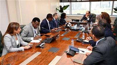 وزير الصناعة يستعرض مع وفد البنك الأفريقي للتصدير والاستيراد استضافة معرض التجارة البينية