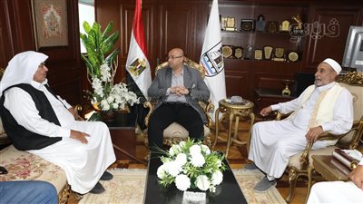 محافظ بني سويف يستقبل وفدًا من مطروح لتلقي العزاء في شهداء إعصار ليبيا