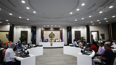 محافظ أسوان يلتقي أعضاء مركز التحول الرقمىً ويشيد بجهود الفريق (صور)