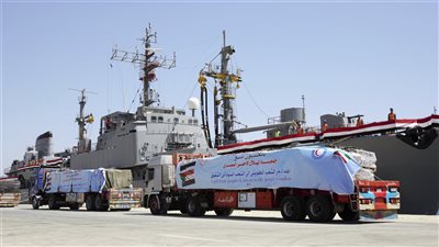 مصر تقدم مئات الأطنان من المساعدات الإغاثية إلى السودان بحرًا