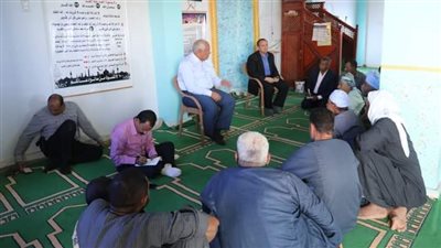 محافظ الوادي الجديد يلتقي أهالي قرية الزيات بمركز بلاط 