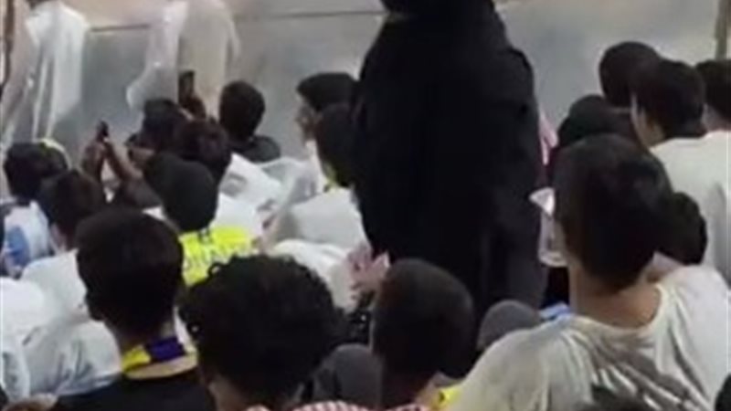 سيدة تصلي في الاستاد