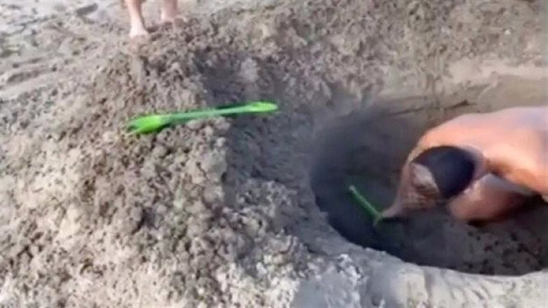 حفرة على أحد الشواطئ