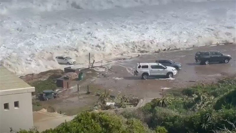 الأمواج تغرق جنوب