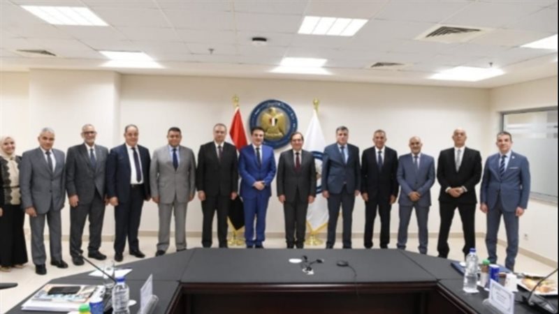 الملا مع مجلس إدارة