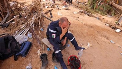 مشهد يوجع القلب، متطوع ليبي ينتشل جثة ليكتشف أنها لوالده (فيديو)