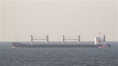 للمرة الأولى منذ انسحاب روسيا، سفينة محملة بالحبوب تغادر ميناء أوكراني في البحر الأسود 