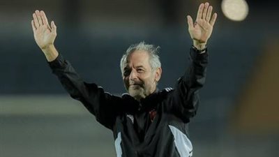 كولر يجتمع مع جهازه المعاون قبل موقعة المصري 