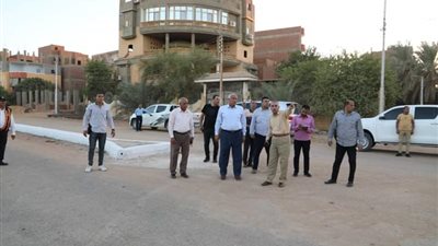 محافظ الوادي الجديد يتفقد أعمال تطوير ميادين الداخلة (صور)