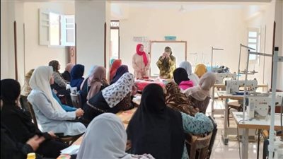 منصة أيادى مصر بالأقصر تنظم دورة تدريبية لتعليم الخياطة بأرمنت