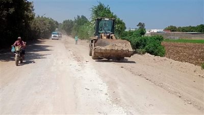 الانتهاء من تجهيزات بدء رصف طريق البراجيل كمبرة بأوسيم في الجيزة (صور)