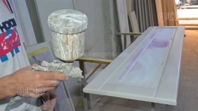 فن تحويل الأثاث إلى قطع فنية.. مؤمن صاحب ورشة دهان: الدوكو يمتاز بجودته العالية ولمعانه.. «الاستور بيعيش كتير».. والأسعار تصل لـ 8 آلاف للغرفة (فيديو) 