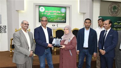 محافظ الفيوم يكرم المزارعين المتميزين في الاحتفال بعيد الفلاح 