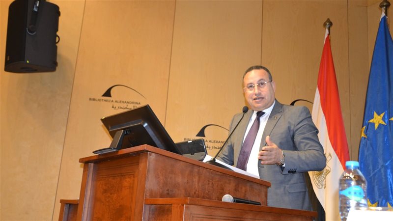 الدكتور عبد العزيز
