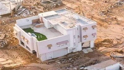 منزل يقف صامدًا أمام إعصار ليبيا، ونشطاء يفسرون: صاحبه إمام مسجد ويكفل الأيتام (صور)
