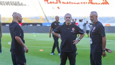 كولر يعاين أرضية ملعب ستاد برج العرب قبل مباراة الأهلي والمصري (صور)