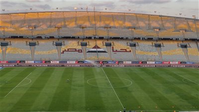 الأهلي والمصري، رش أرضية ملعب برج العرب بناء على تعليمات كولر (صور)