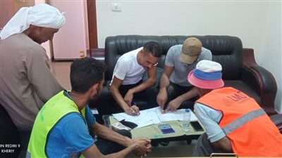 وزارة العمل: تسليم مستحقات 18 عاملا بإحدى شركات المقاولات