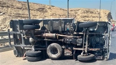 إصابة ٦ أشخاص بانقلاب سيارة سوزوكي في مدينة بدر