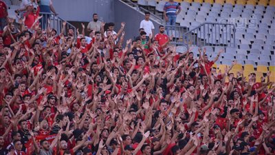 جمهور الأهلي يهتف لصالح سليم وللاعبين في مباراة المصري (فيديو)