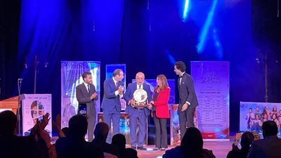 تكريم أشرف زكي بمهرجان المسرح العربي، والفنان يداعب المخرج خالد جلال (فيديو)