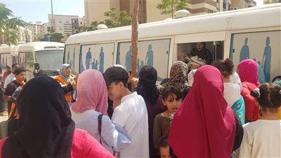 توقيع الكشف الطبي على 1743 حالة خلال قافلة علاجية بالمنيا