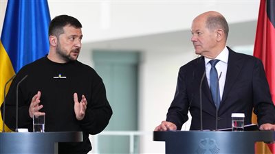 شولتس وزيلينسكي يفوزان بجائزة 