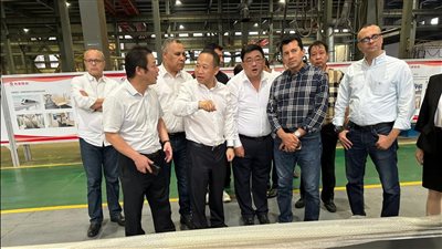 أشرف صبحي يتفقد عددا من المصانع المتخصصة في الصناعات الرياضية بمدينة يوياو