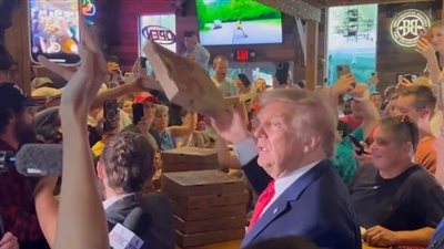 ترامب يبدأ جولته الانتخابية في حانة ويوزع البيتزا على الحاضرين (فيديو)