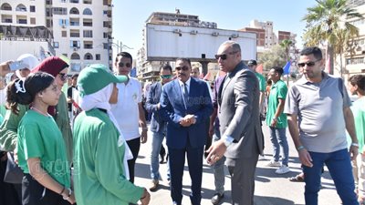 محافظ مطروح يتفقد فعالية كرفان الشباب والمناخ (صور)