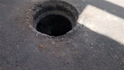 قانوني يوضح عقوبة وخطورة سرقة أغطية البالوعات وقضبان السكك الحديدية